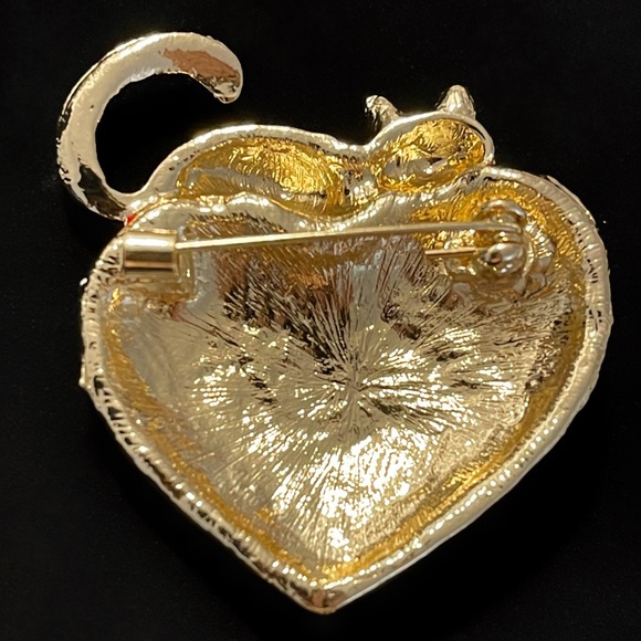 ✨ Beautiful Red Enamel Heart Brooch with Kitten - Picture 2 of 2